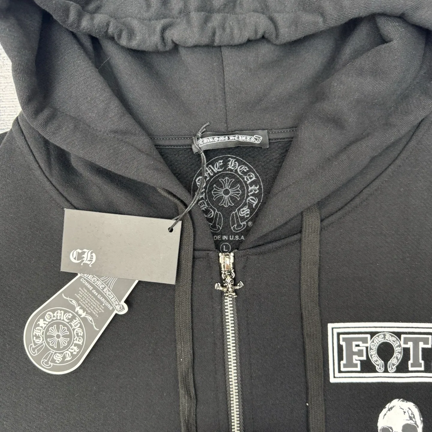 P426 Chrome Heart Nine-square skull hooded zipper sweatshirt SIZE S/M/L/XL Made of high-quality cotton fabric, soft and skin-friendly, with good breathability. The overall color is classic black, which sets a low-key and versatile style tone. The simple print pattern on the left chest on the front contains letters and cartoon skull images. The design is simple but highly recognizable, showing an uninhibited personality and attitude.